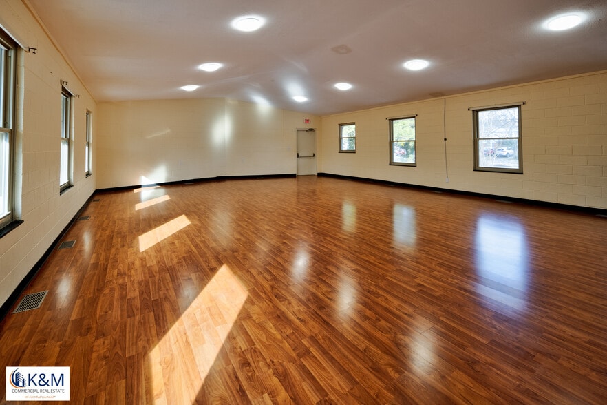 More Photos Of 5610 Inverchapel Rd, Springfield Specialty For Sale