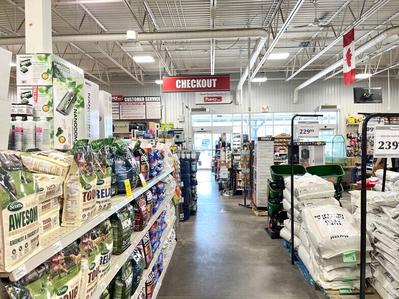 More Photos Of 321 Main St E, Grimsby Freestanding For Lease