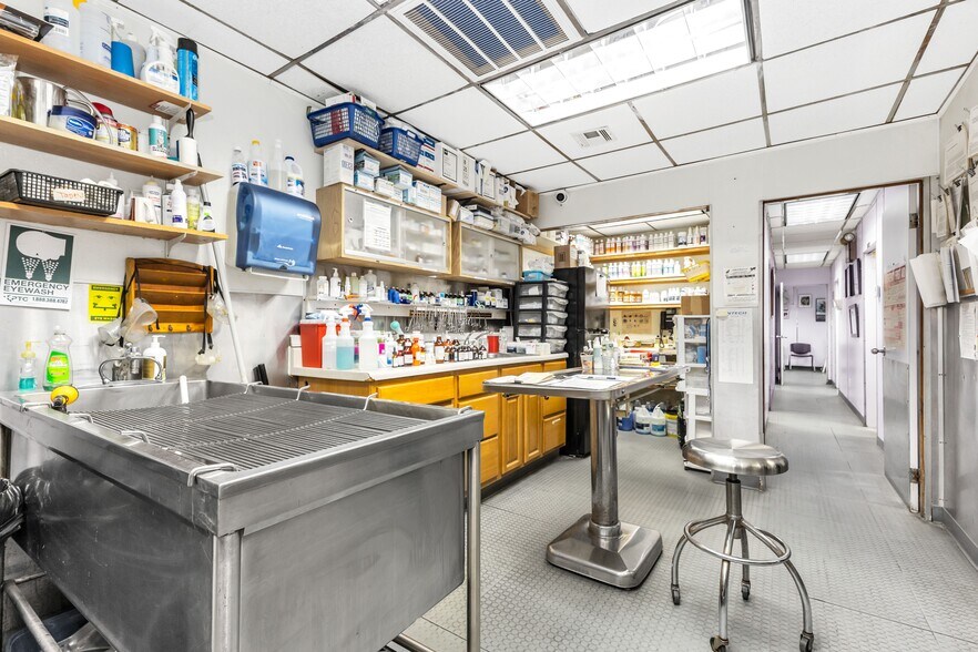 More Photos Of 9518 Avenue L, Brooklyn Storefront Retail Office For Sale