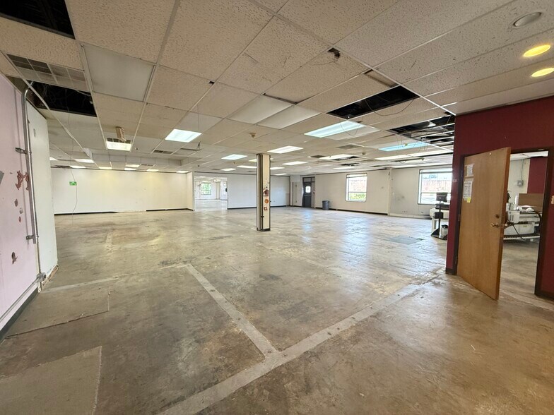 More Photos Of 1606 Headway Cir, Austin Light Manufacturing For Lease