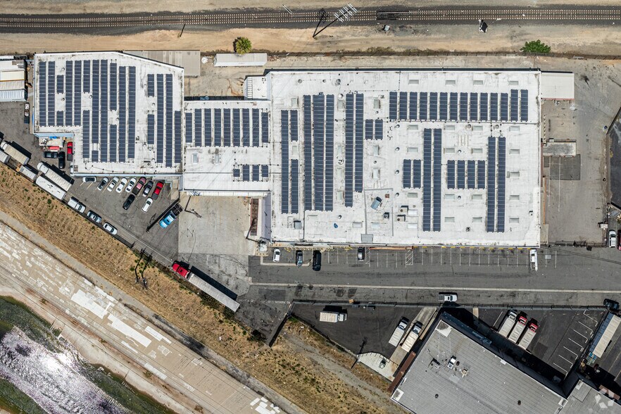 More Photos Of 1601 Perrino Pl, Los Angeles Manufacturing For Lease