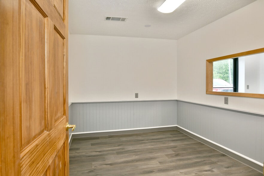 More Photos Of 3019 Parkman Rd NW, Warren Flex For Sale