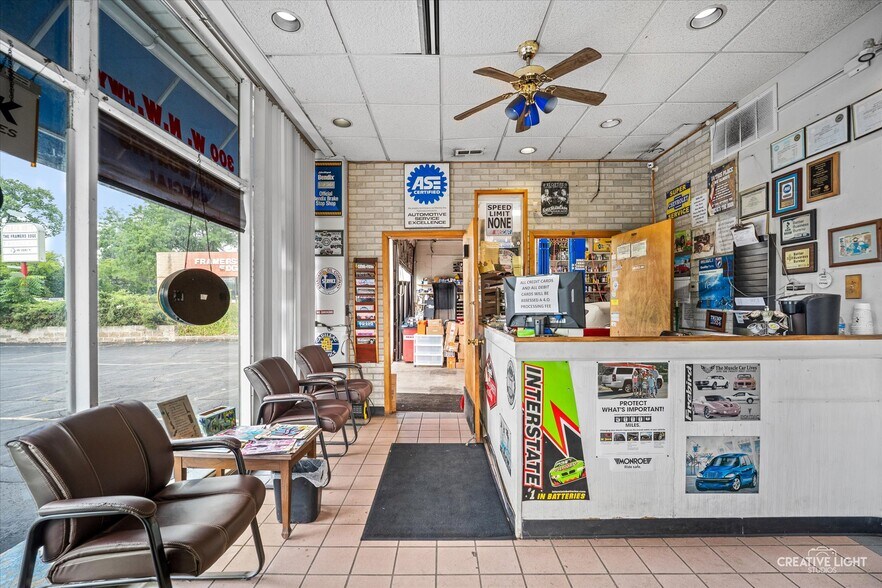 More Photos Of 300 W Northwest Hwy, Arlington Heights General Retail For Sale
