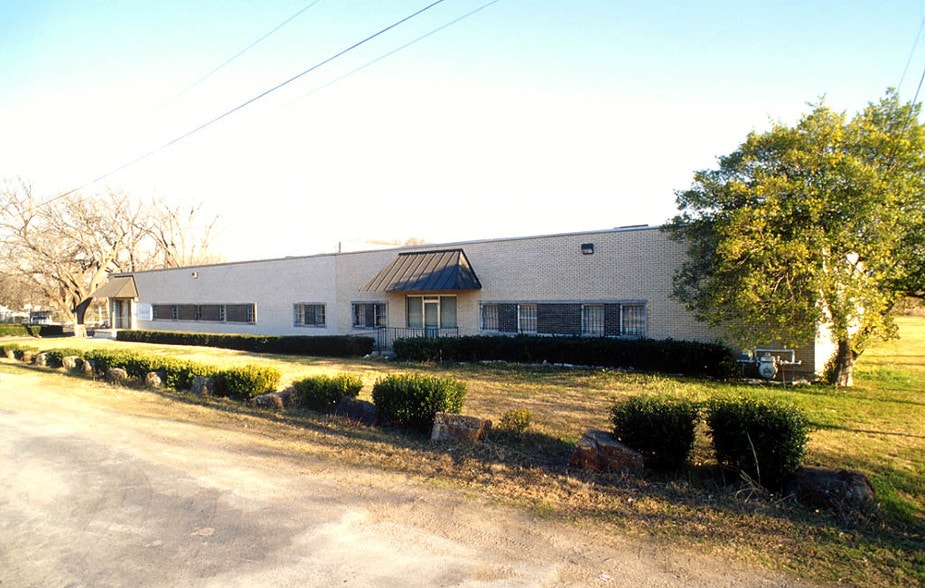 More Photos Of 2808 McGowan St, Dallas Distribution For Sale