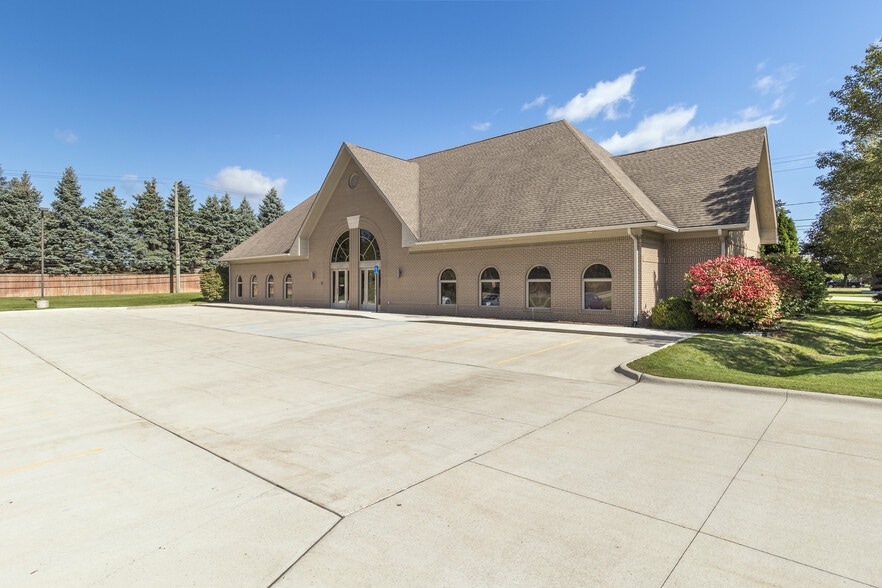 More Photos Of 33 Hiram St, Lake Orion Office For Lease