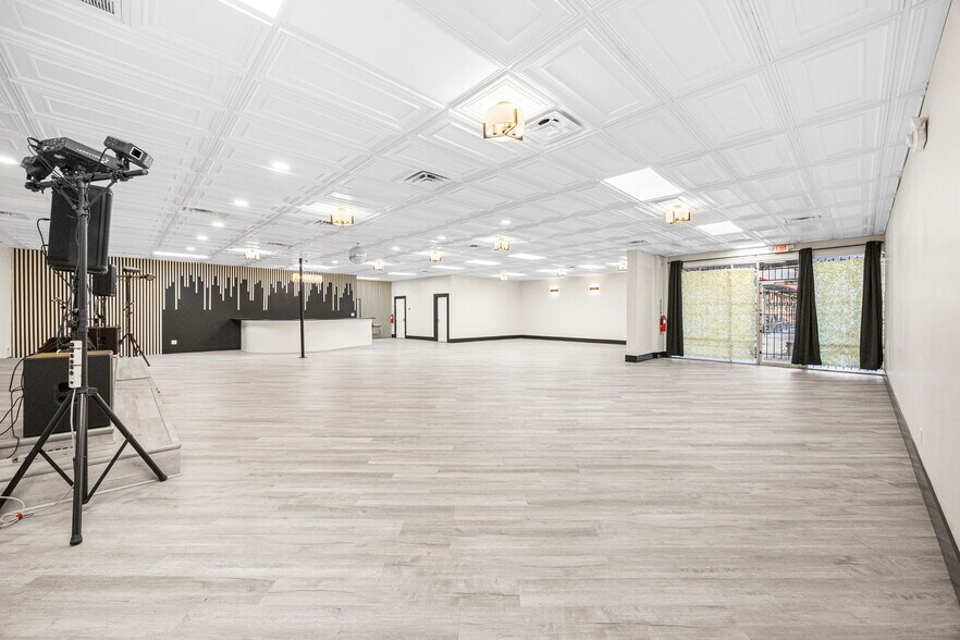 More Photos Of 8777 S Gessner Dr, Houston Freestanding For Lease