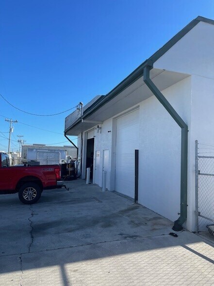 More Photos Of 1030 SE 12th Ct, Cape Coral Warehouse For Sale