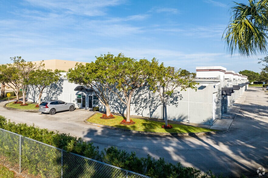 More Photos Of 1020 Holland Dr, Boca Raton Warehouse For Lease