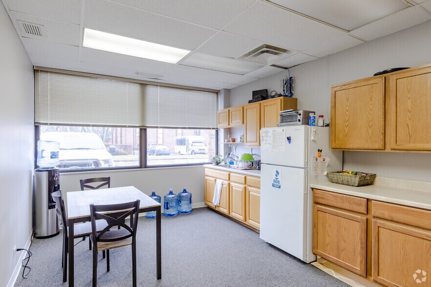 More Photos Of 799 Roosevelt Rd, Glen Ellyn Office For Lease