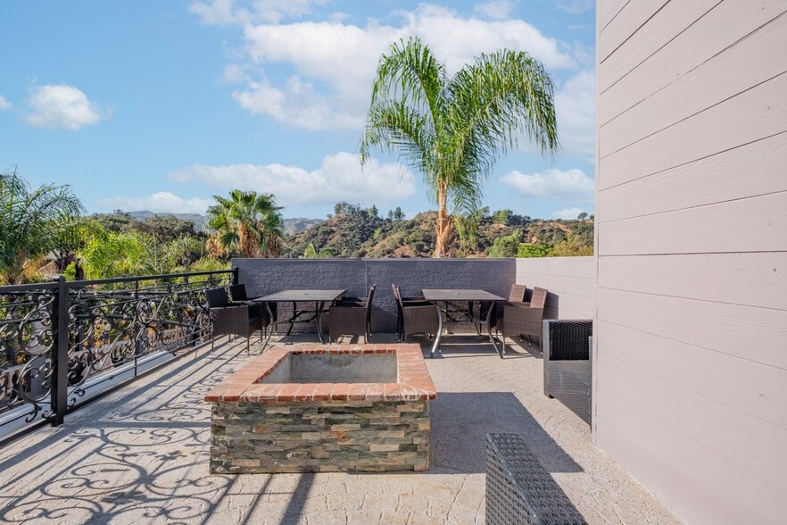 More Photos Of 6500 Foothill Blvd, Tujunga Restaurant For Sale