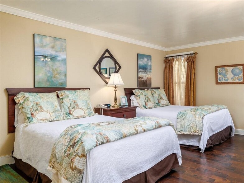 More Photos Of 915 E Cameron Ave, Rockdale Hotel For Sale