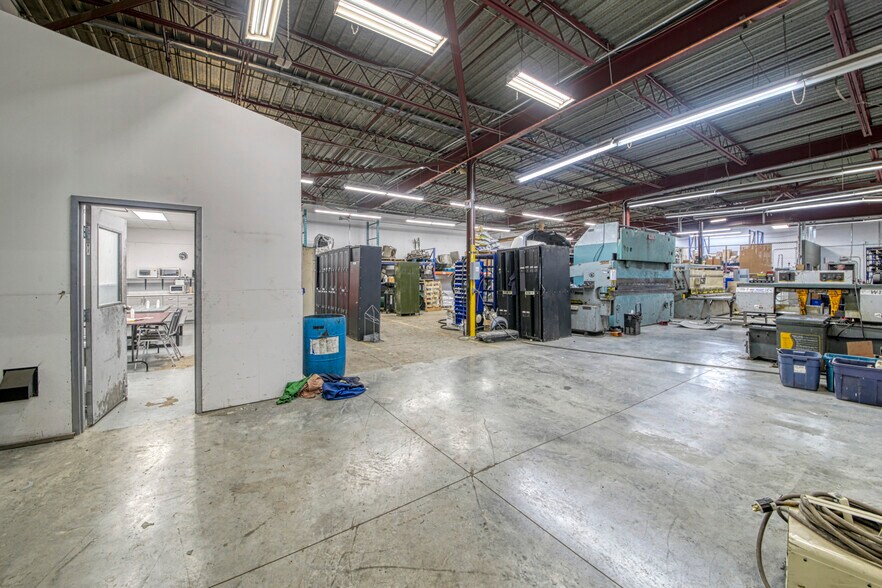 More Photos Of 1265-1325 Rue Industrielle, La Prairie Warehouse For Lease