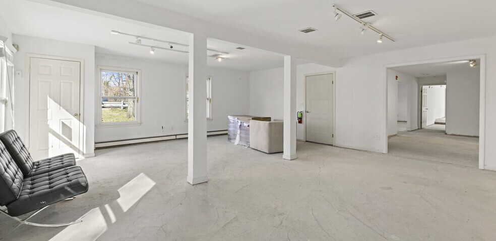 More Photos Of 584 State Rt 17, Ridgewood Office Residential For Lease