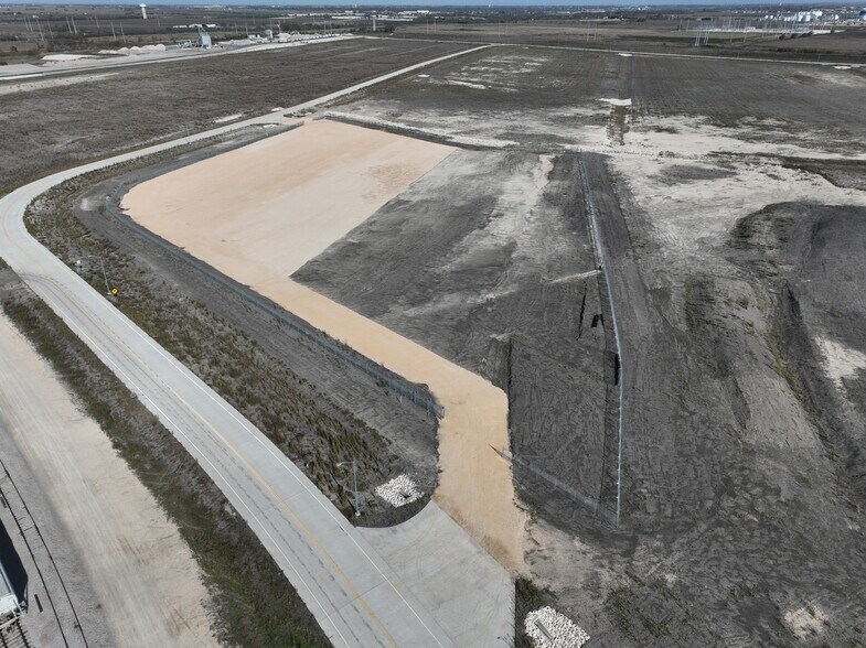 More Photos Of 180 Logistics Loop, Taylor Land For Lease