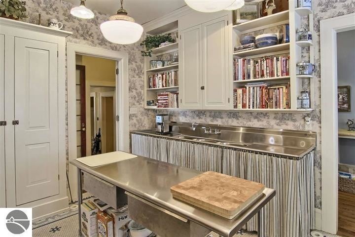 More Photos Of 230 Wellington St, Traverse City Hospitality For Sale