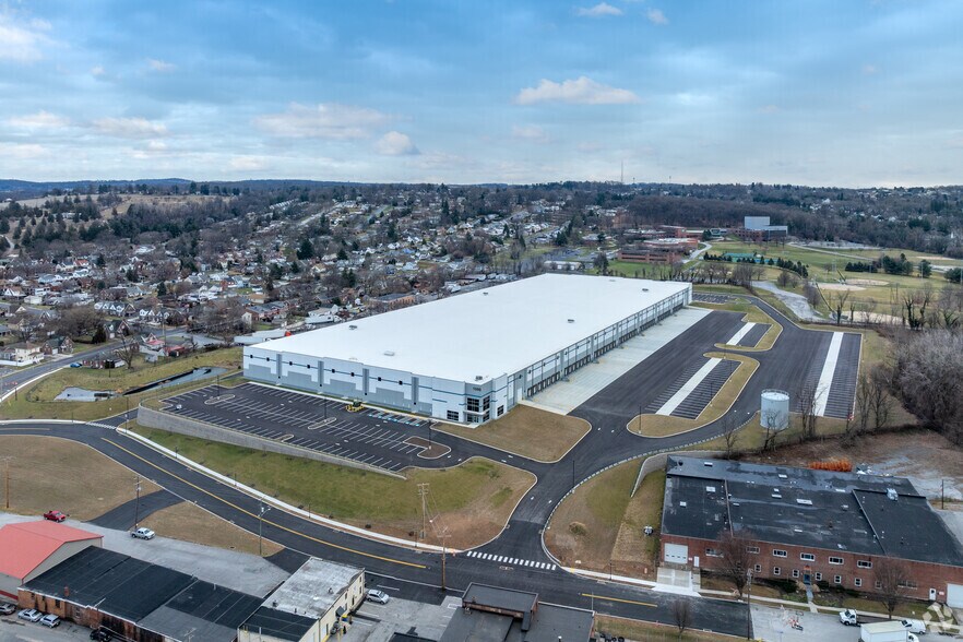 More Photos Of 1090 E Boundary Ave, York Distribution For Lease