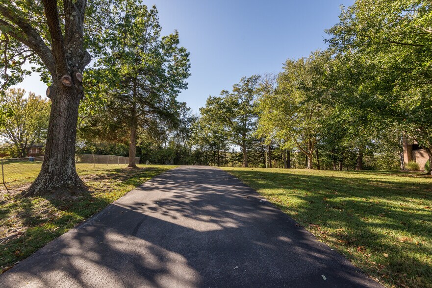 More Photos Of 1423 Randy Ln, Jefferson City Office For Sale