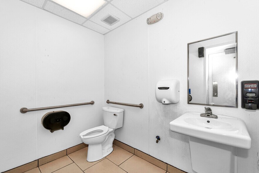 More Photos Of 1220 S Washington Ave, Titusville Convenience Store For Sale