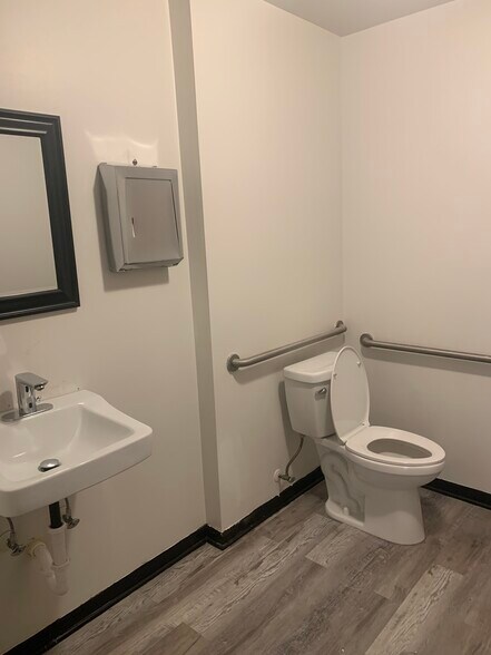 More Photos Of 517 N Lake Ave, Twin Lakes Showroom For Lease