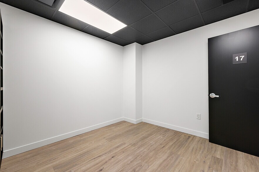 More Photos Of 801-803 W Big Beaver Rd, Troy Office For Lease