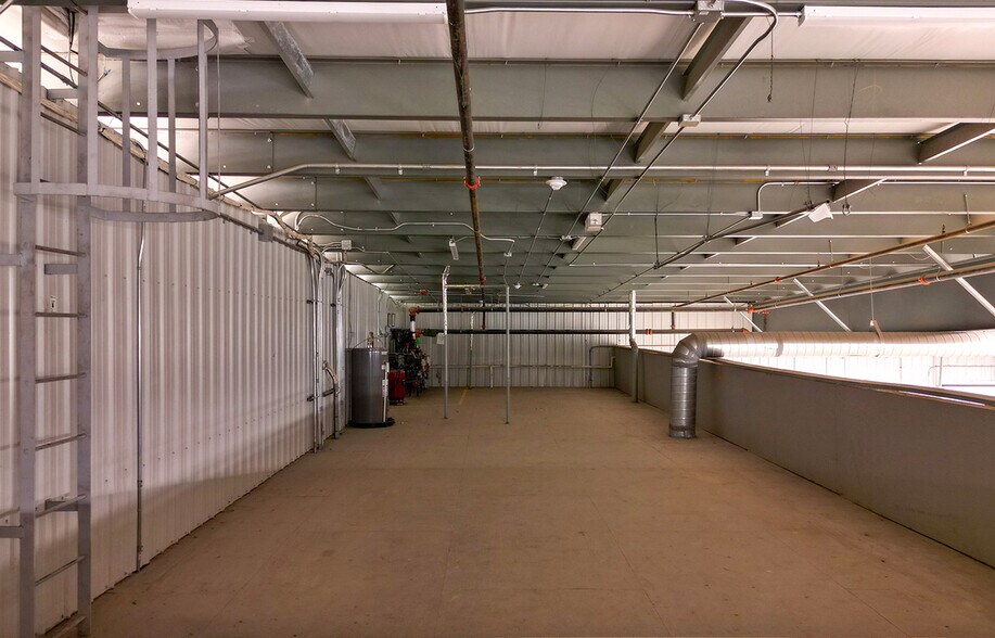 More Photos Of 1545 18th St N, Brandon Showroom For Lease