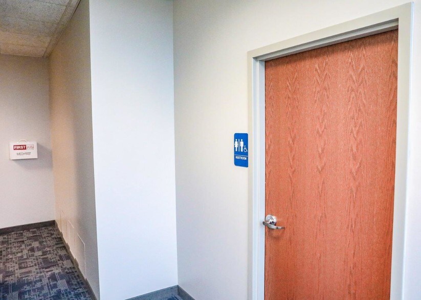 More Photos Of 1605 Heritage Dr, Northfield Office For Lease