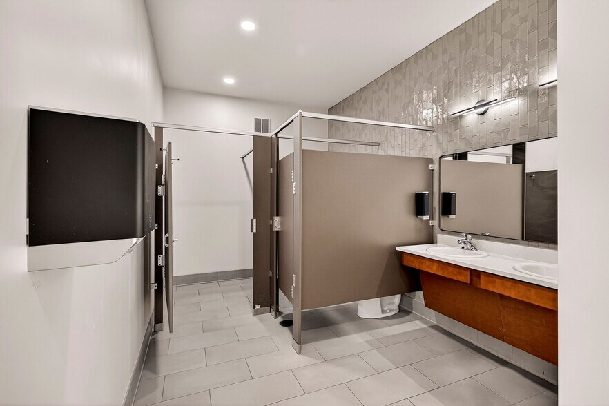 More Photos Of 5652 Ogeechee Rd, Savannah General Retail For Lease