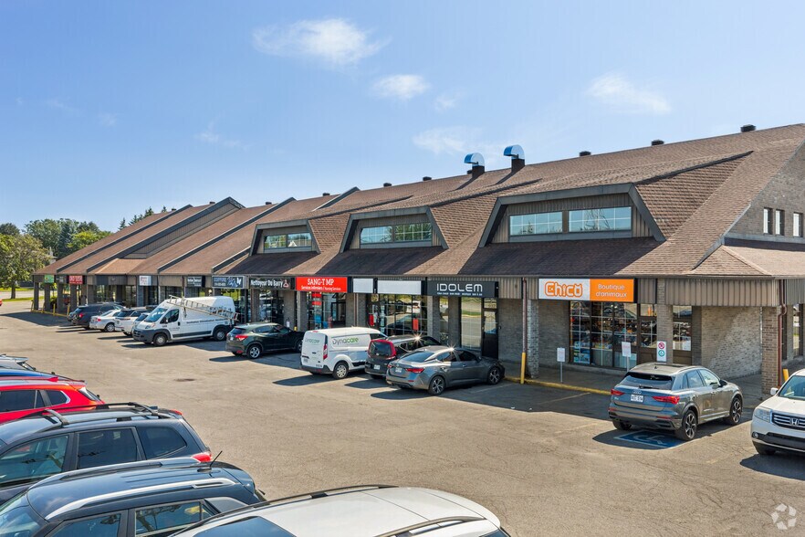 More Photos Of 100-120 Rue du Barry, Kirkland Storefront For Lease