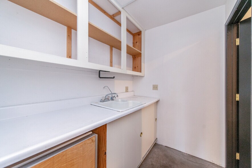 More Photos Of 2482 Newport Blvd, Costa Mesa Loft Creative Space For Lease