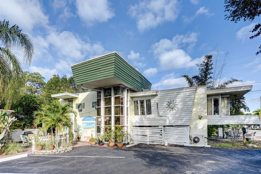 Primary Photo Of 1064 Broadway, Dunedin Hotel For Sale