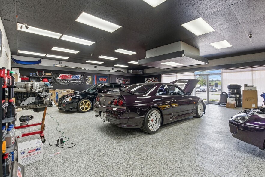More Photos Of 1015 S Riverside Dr, Clarksville General Retail For Sale