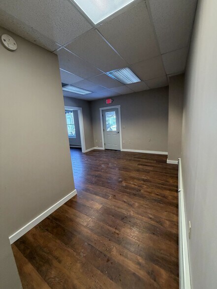 More Photos Of 72-74 Black Mountain Rd, Brattleboro Showroom For Lease