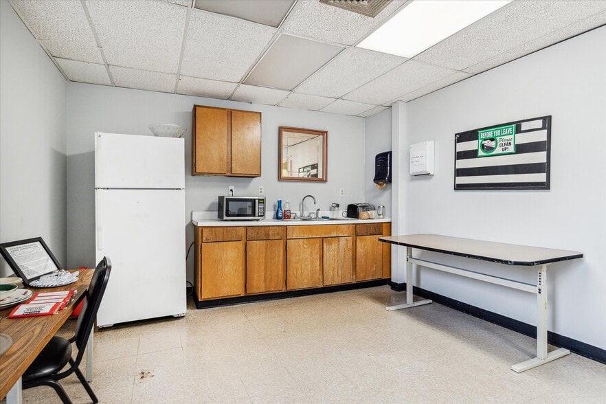 More Photos Of 1702 Townhurst Dr, Houston Office For Lease