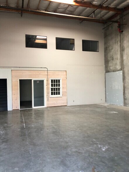 More Photos Of 81 Hangar Way, Watsonville Warehouse For Lease