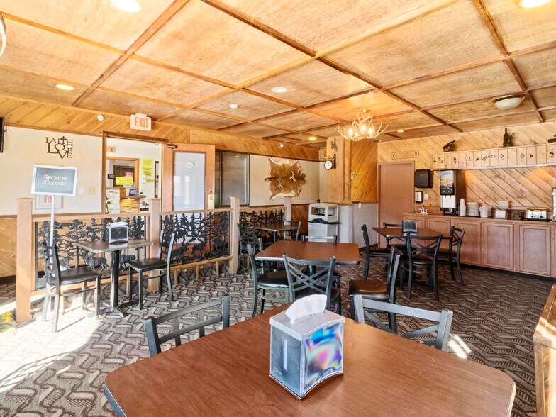 More Photos Of 1412 Warm Springs Dr, Dubois Hotel For Sale
