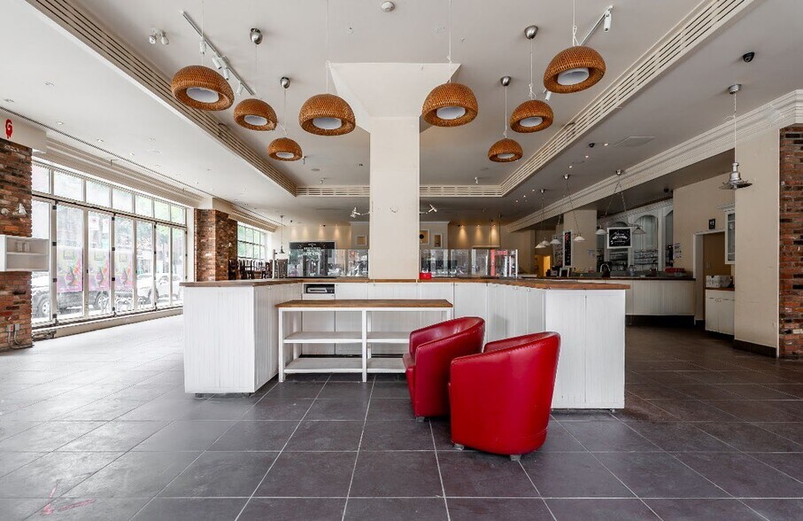 More Photos Of 3600 Boul Saint-Laurent, Montréal Restaurant For Sale