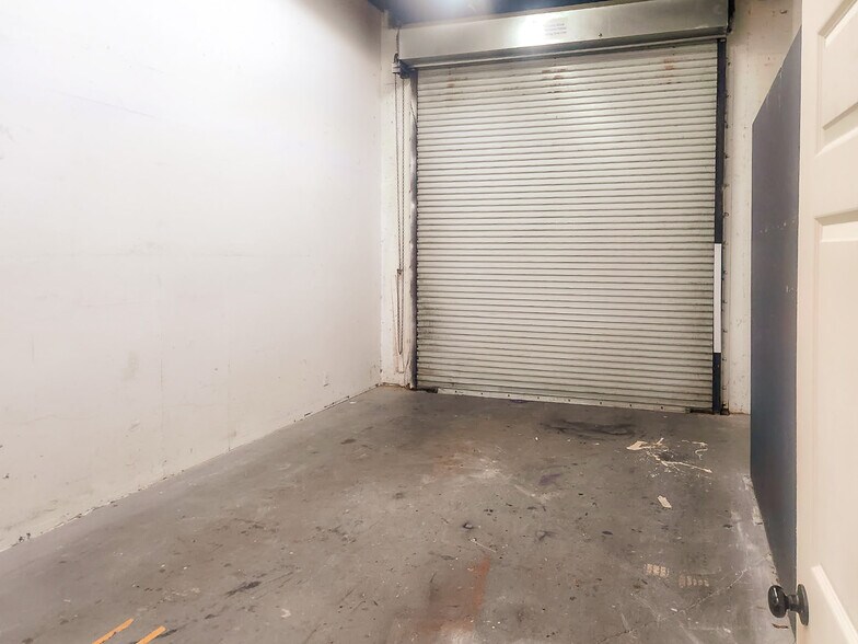 More Photos Of 3630 Consumer St, West Palm Beach Warehouse For Lease