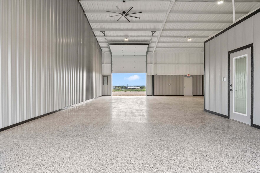 More Photos Of 1980 Seaborn Rd, Ponder Warehouse For Lease