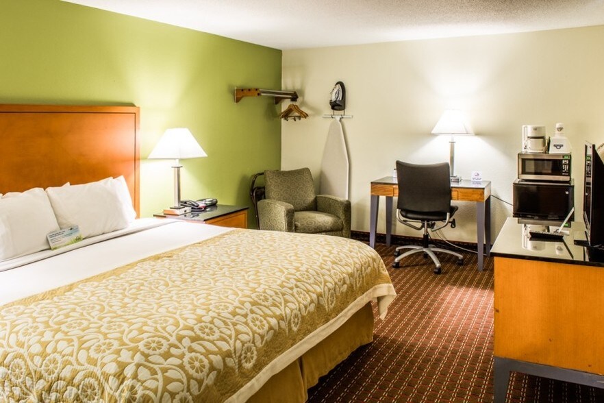 More Photos Of 3040 5th Ave S, Fort Dodge Hotel For Sale