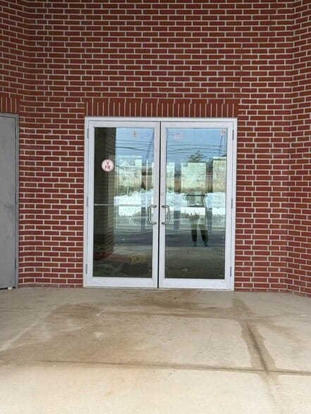 More Photos Of 227 4th Ave, Bay Shore General Retail For Lease