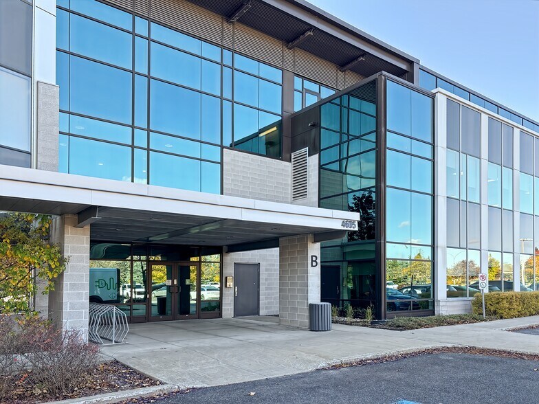 More Photos Of 4605 Boul Lapinière, Brossard Coworking Space