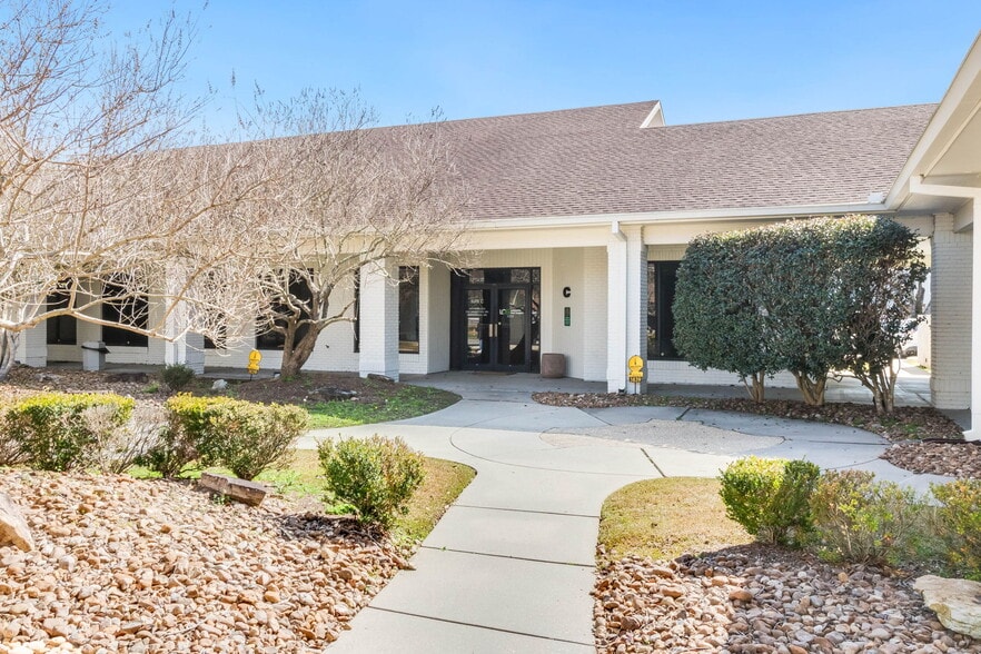 Primary Photo Of 3839 W Congress St, Lafayette Medical For Sale