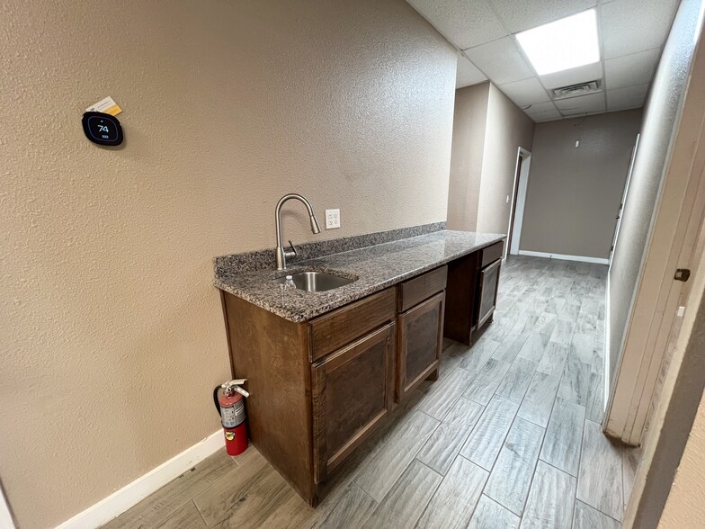 More Photos Of 132 Nell Deane Blvd, Schertz Warehouse For Lease