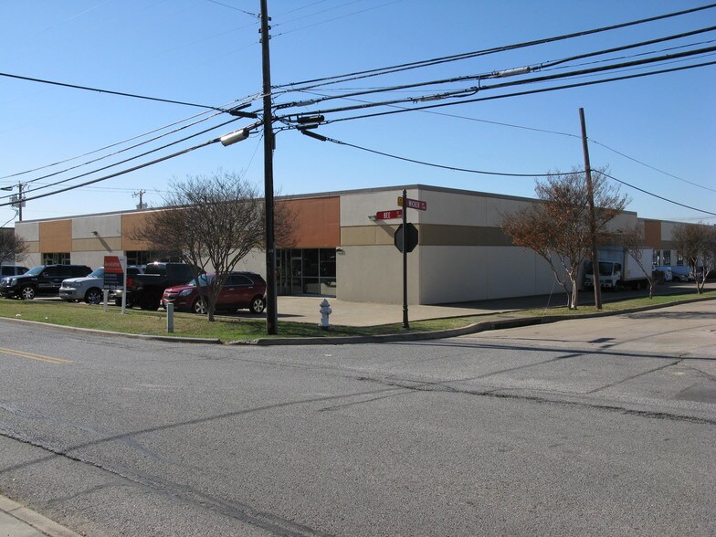 More Photos Of 13777 Bee St, Farmers Branch Warehouse For Lease
