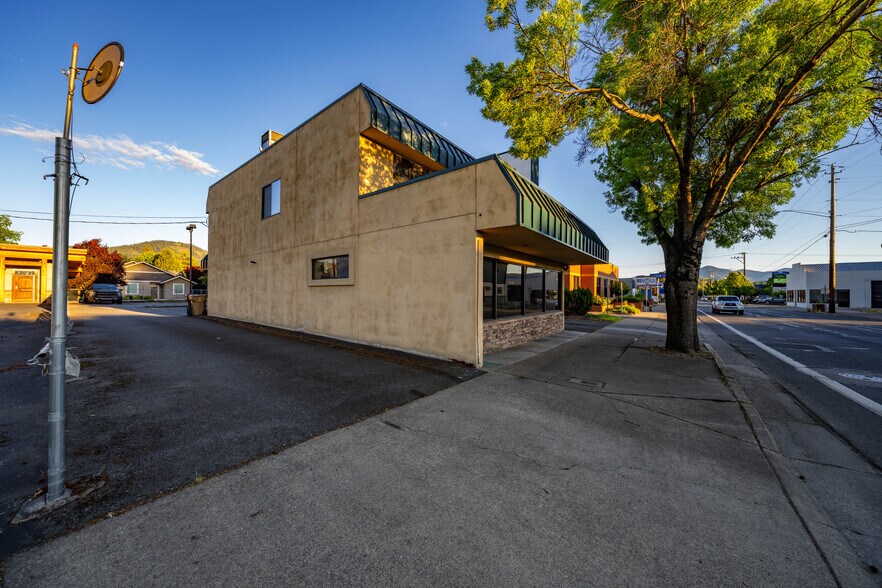 More Photos Of 735 SE 7th St, Grants Pass Office For Sale