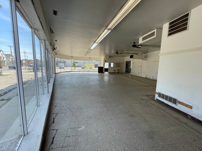 More Photos Of 167 Cleveland St, Elyria Freestanding For Sale