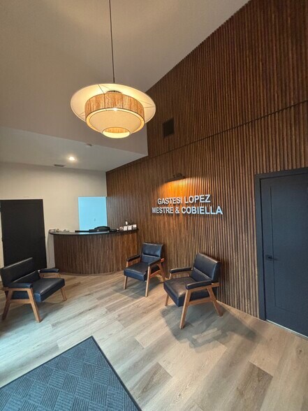 More Photos Of 8105 NW 155th St, Miami Lakes Office For Sale