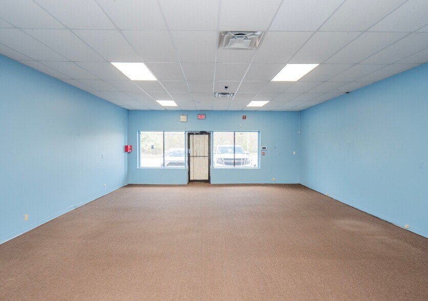 More Photos Of 250 S County Trl, Exeter Freestanding For Sale