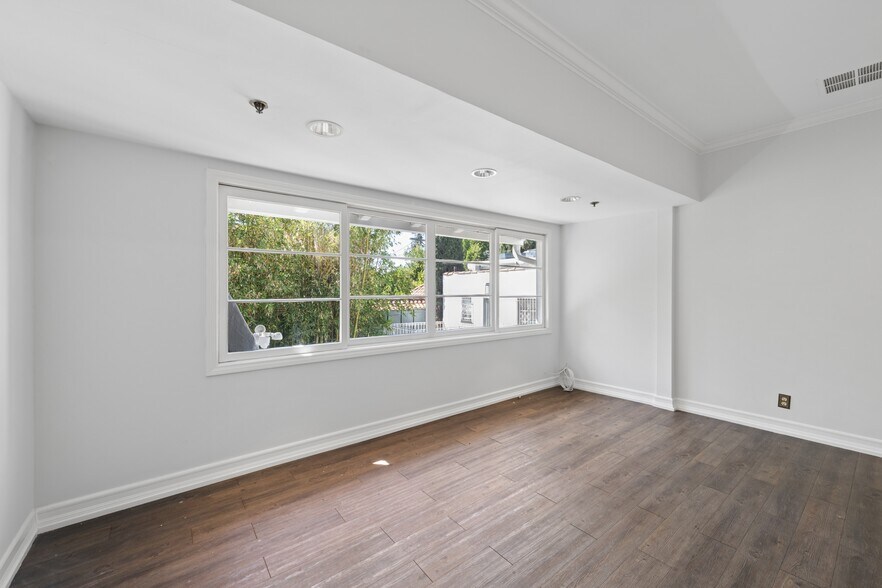 More Photos Of 4526 Wilshire Blvd, Los Angeles Office Residential For Sale