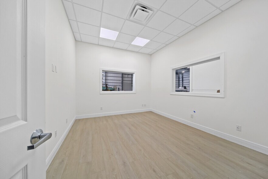 More Photos Of 1340 Commerce way, Stuart Warehouse For Lease